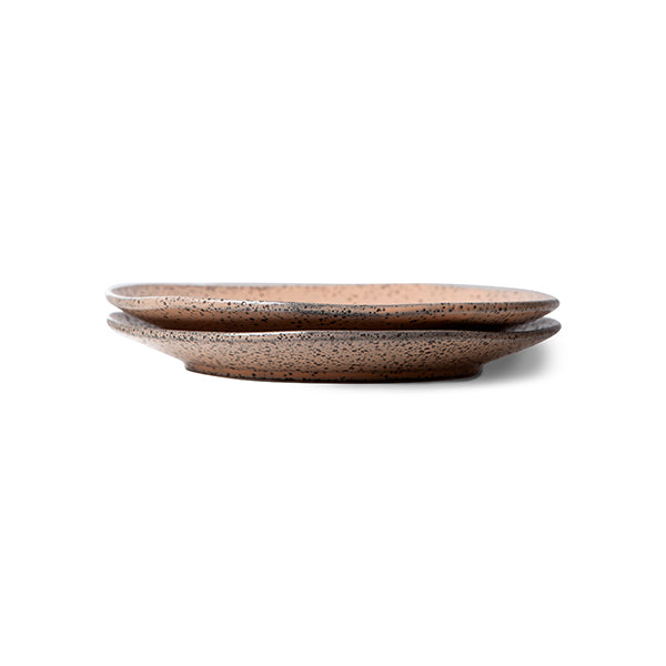 two dessert plates on top of each other seen from the side