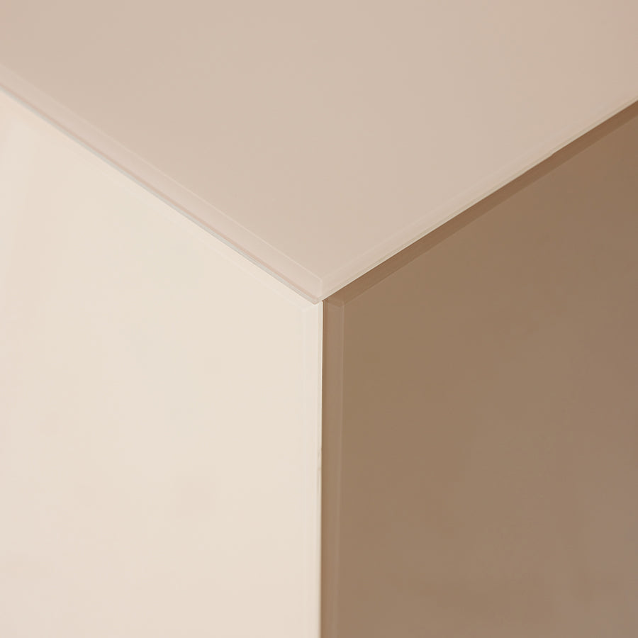 detail corner neutral display mirror pillar