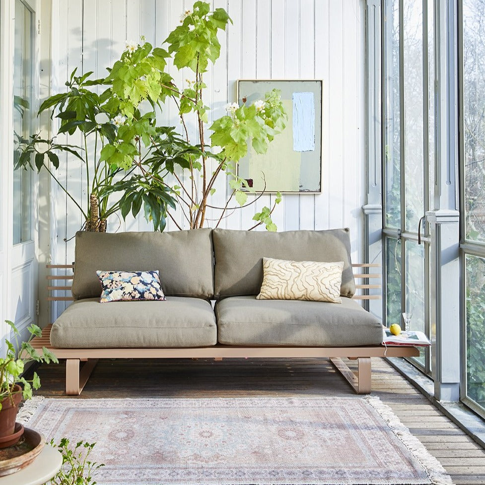 Aluminum outdoor sofa Chai / beige pillows