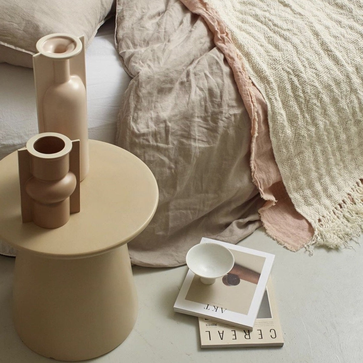 Earthenware side table cream - M